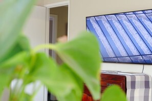 Interior - Kings Corner - 5min to CBD & 20min to Airport (Sandy Bay)