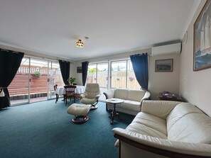 TV - Kings Corner - 5min to CBD & 20min to Airport (Sandy Bay)