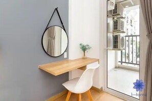 家庭公寓, 陽台, 城市景觀 | 客房內保險箱、書桌��、筆電工作空間、遮光布/窗簾