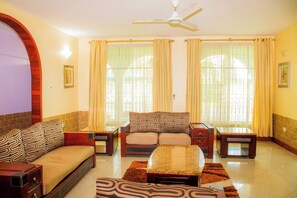 Leilighet – deluxe, 2 soverom, hageutsikt | Oppholdsområde