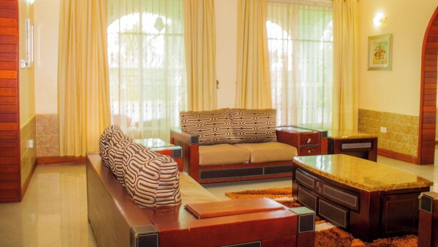 Una sala de estar con sofá, mesa de centro y mueble para televisión.