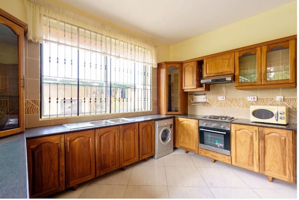 Apartamento Deluxe, 2 habitaciones, vistas al jardín | Cocina privada | Frigorífico, microondas, horno y placa de cocina