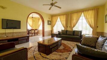 Deluxe Apartment, 2 Bedrooms, Garden View | Living area