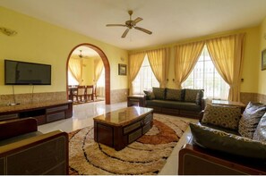 Deluxe Apartment, 2 Bedrooms, Garden View | Living area