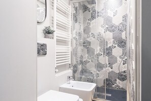 Shower, hair dryer, bidet, towels - Easylife - Beautiful apartment in Sarpi (Milano)