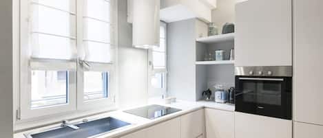Fridge, oven, stovetop, dishwasher