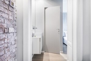 Suihku, hiustenkuivaaja, bidee, pyyhkeet