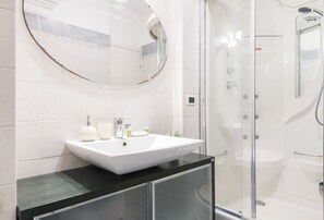 Shower, hair dryer, bidet, towels