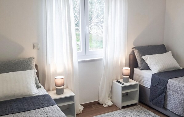 3 bedrooms, iron/ironing board, travel cot, free WiFi