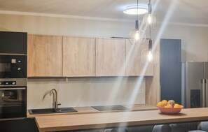 Een koelkast, een oven, een vaatwasser, een koffiezetapparaat/waterkoker