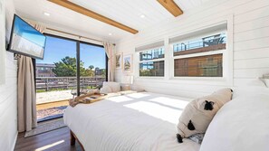 WiFi, bed sheets - The Wave Rider: Container Home for Beach Lovers (Fort Walton Beach)