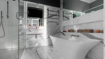 Apartment (2 Bedrooms) | Bathroom | Hair dryer, towels, soap, shampoo