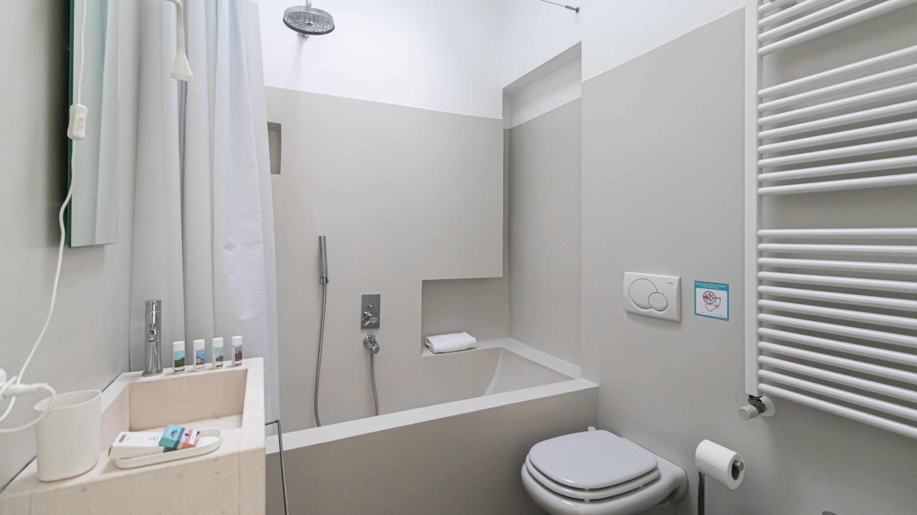 Un baño moderno con ducha, inodoro y lavamanos.