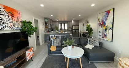 4BR/3BA ART House + Studio near the breweries