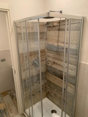 Studio | Dusche im Bad