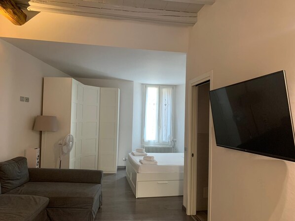 Studio | Daunenbettdecken, Bügeleisen/Bügelbrett, kostenloses WLAN, Bettwäsche