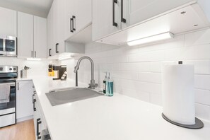 Réfrigérateur, micro-ondes, four, plaque de cuisson