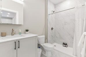 Serviettes fournies, savon, shampoing, papier toilette
