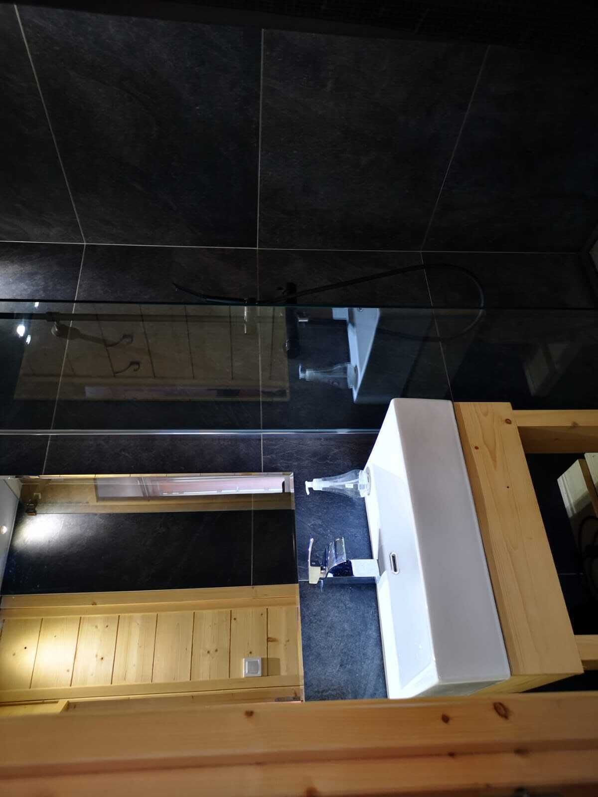 Asciugacapelli, asciugamani, sapone, carta igienica