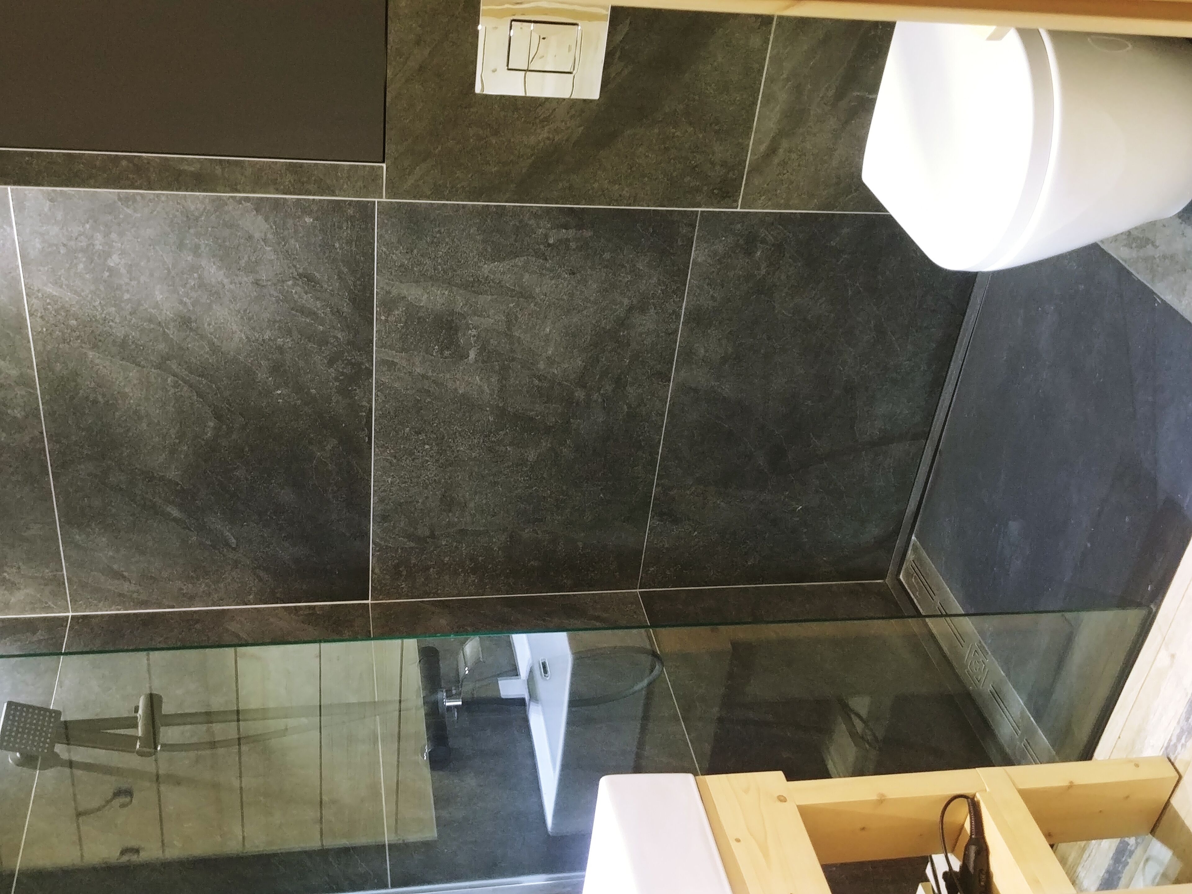 Asciugacapelli, asciugamani, sapone, carta igienica