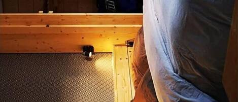 Een strijkplank/strijkijzer, wifi, beddengoed