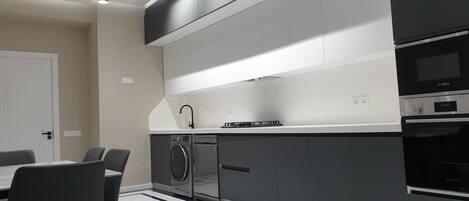 Geladeira, micro-ondas, fogão, cooktop