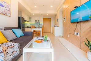 Eenvoudig appartement, balkon, uitzicht op de stad | Woonruimte