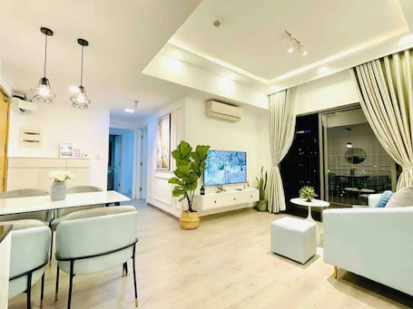 Family Apartment, Balcony, City View | In-room dining