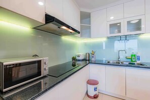 Apartemen Basic, balkon, pemandangan kota | Dapur pribadi | Lemari es, kompor, dan peralatan masak/sendok-piring