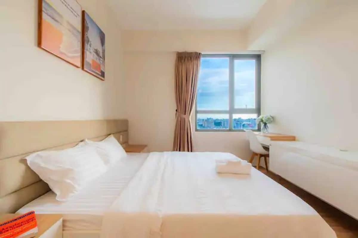 Eenvoudig appartement, balkon, uitzicht op stad | 2 slaapkamers, een kluis op de kamer, een bureau, een laptopwerkplek