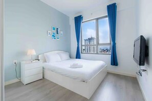 Familie appartement, balkon, uitzicht op de stad | Een kluis op de kamer, een bureau, een laptopwerkplek