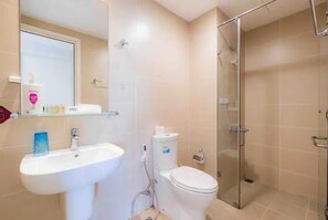 Apartemen Basic, balkon, pemandangan kota | Kamar mandi | Perlengkapan mandi gratis, pengering rambut, sandal, dan handuk