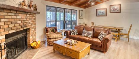 Smart TV, fireplace