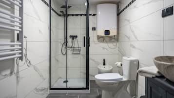 Ducha, secador de pelo, bidet, toallas
