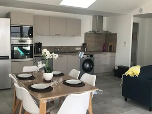 Kylskåp, mikrovågsugn, ugn och spishäll