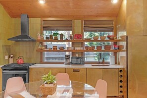 冷蔵庫、電子レンジ、オーブン、コンロ