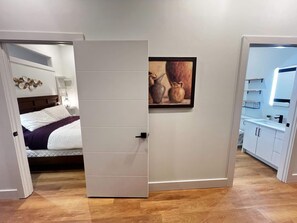 2 bedrooms, iron/ironing board, WiFi, bed sheets - Urban Sophistication,  Next To The Waterfront (Halifax)