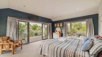 5 Schlafzimmer, Schreibtisch, Bügeleisen/Bügelbrett, WLAN