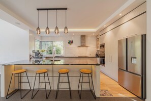 Een koelkast, een microgolfoven, een oven, een kookplaat