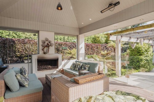 Luxury 5BR Villa: BBQ, Hot Tub, Dining, Golf