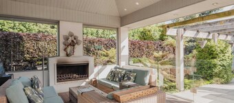 Luxury 5BR Villa: BBQ, Hot Tub, Dining, Golf