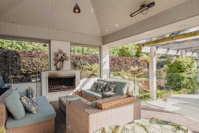 Luxury 5BR Villa: BBQ, Hot Tub, Dining, Golf