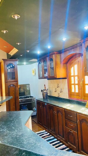 Oven, stovetop, electric kettle, coffee grinder