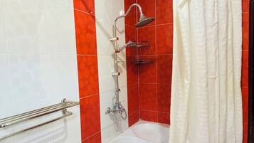 Dusche, Bidet, Handtücher, Seife