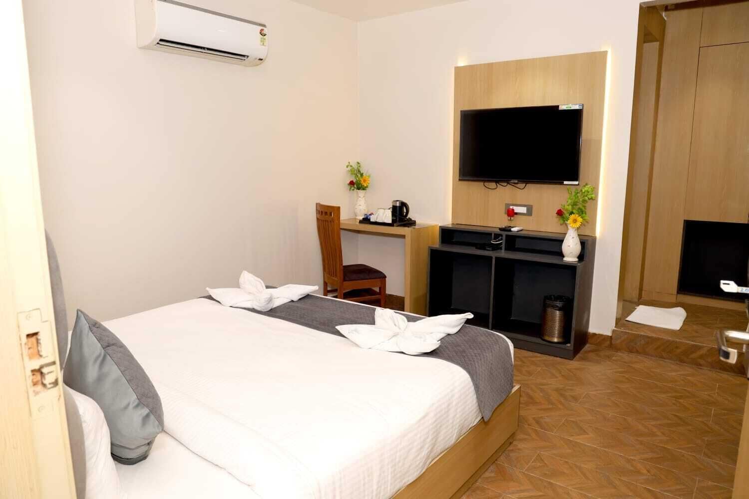 Super Deluxe Room | Desk, free WiFi