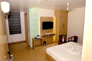 Desk, free WiFi - Sampanna Inn (Varanasi)