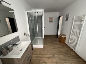 Een douche, een haardroger, handdoeken, shampoo