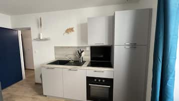 Fridge, microwave, oven, coffee/tea maker