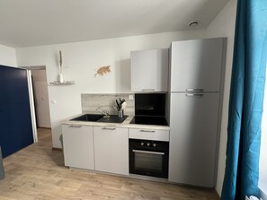 Een koelkast, een microgolfoven, een oven