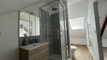 Douche, sèche-cheveux, serviettes fournies